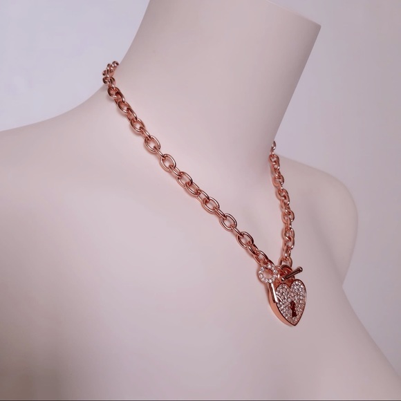 Reduced‼️Gold Rose Choker, Rhinestone Crystal Heart Pendant and Key - Picture 3 of 6